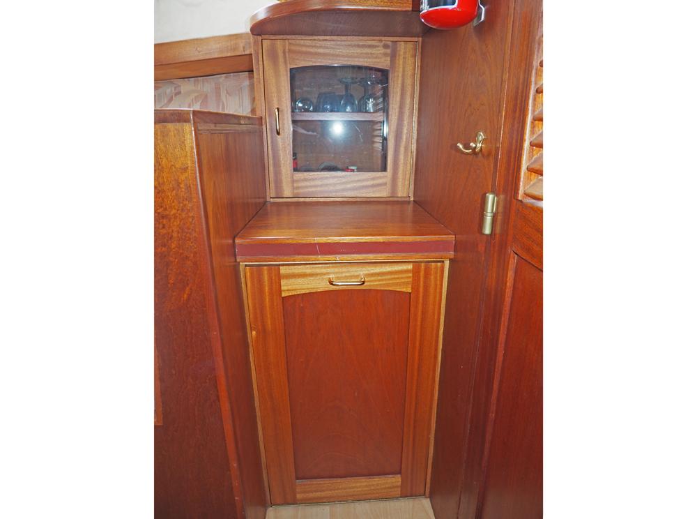 Saloon, Accommodation